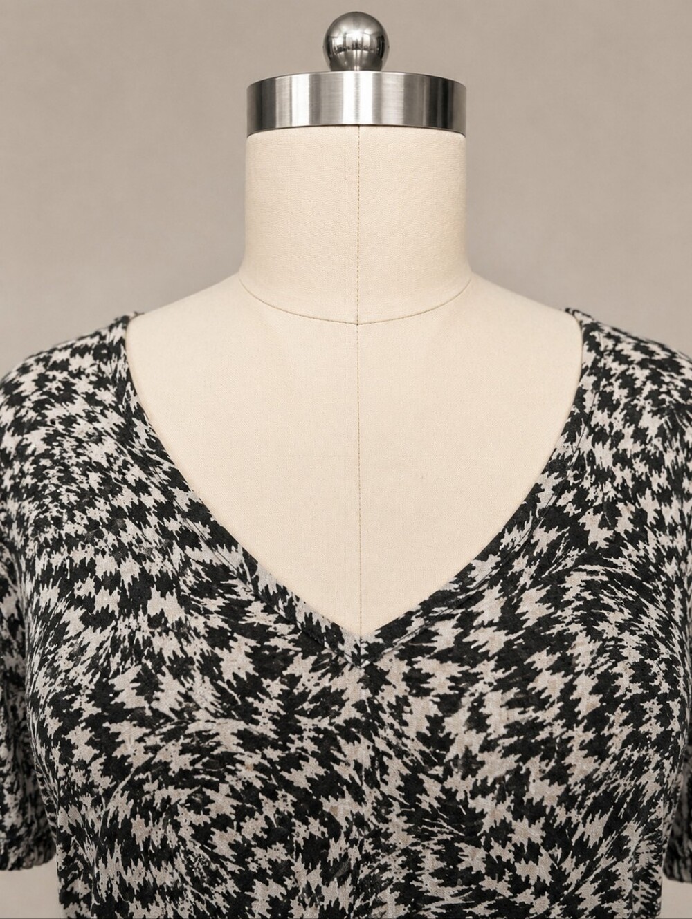 Torrid Low Back Tie Open Keyhole Back Puff Sleeve V Neck Animal Print Blouse - Picture 7 of 9